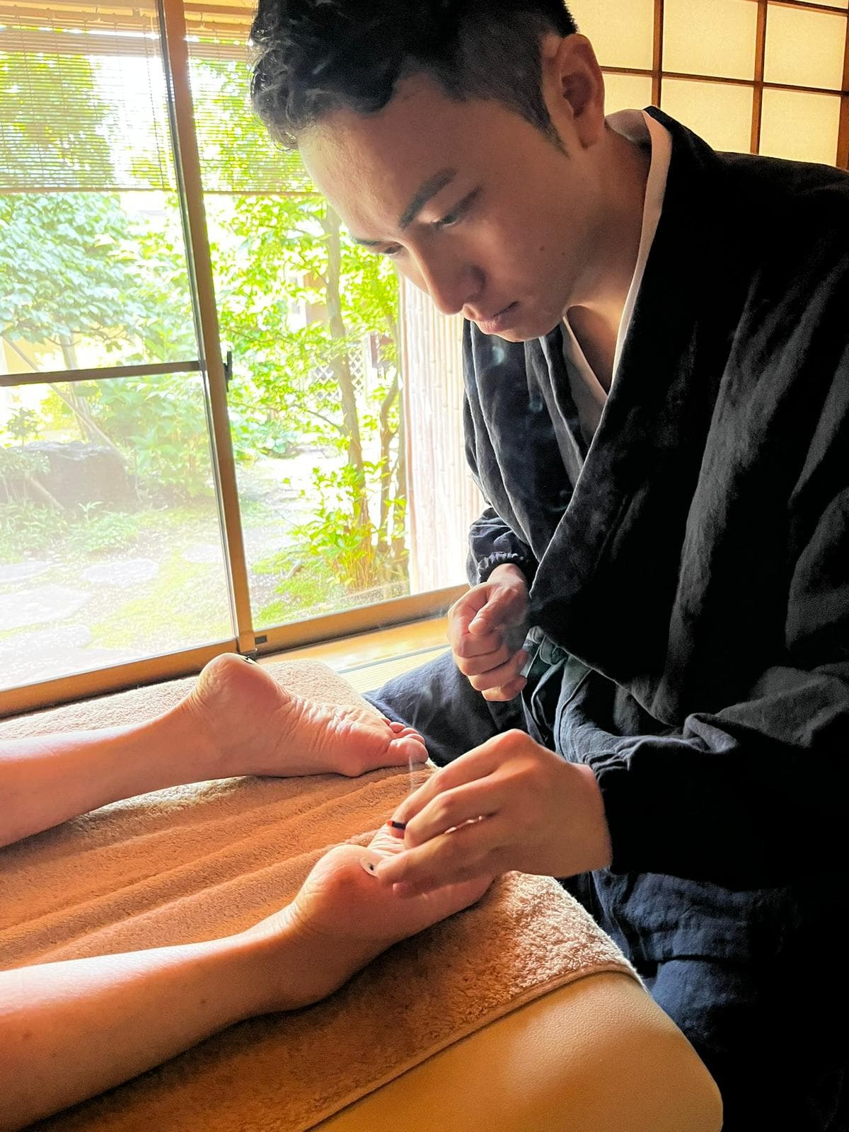 Haruki Sakai performing Japanese acupuncture at Alter Physio Amsterdam