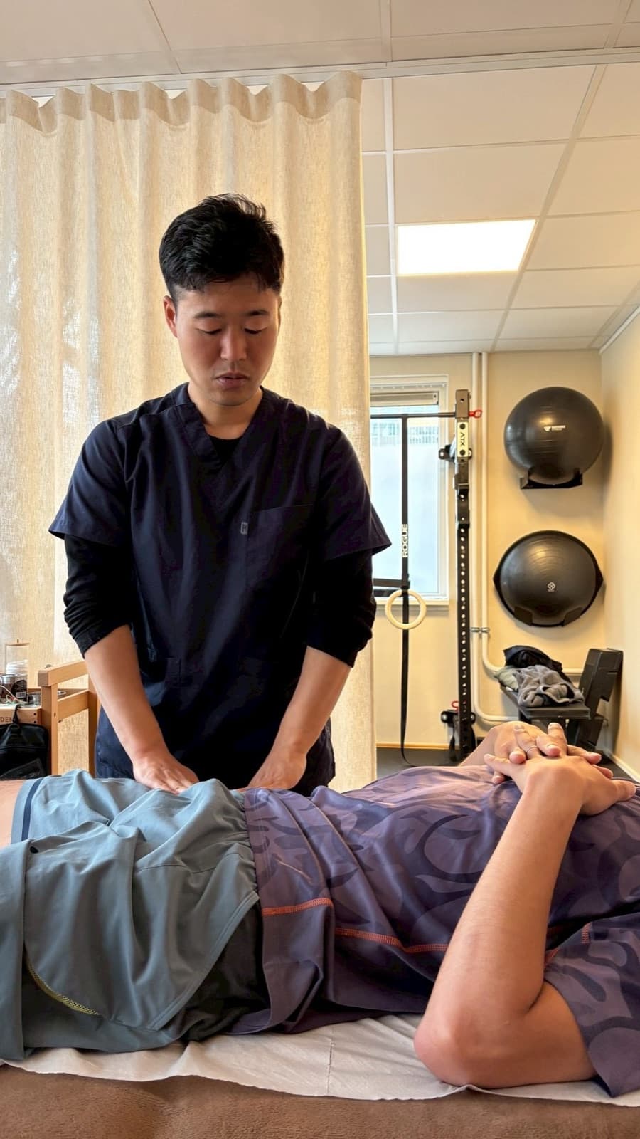 Soichiro Funo treating a patient in the movement-equipped treatment room at Alter Physio Amsterdam