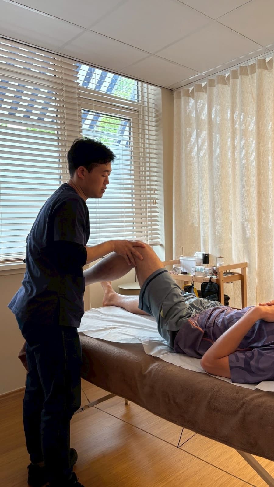 Soichiro Funo performing hands-on musculoskeletal assessment at Alter Physio Amsterdam