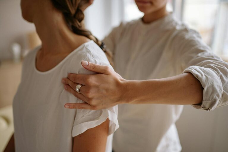 Shoulder physiotherapy and rehabilitation session at AlterPhysio Amsterdam