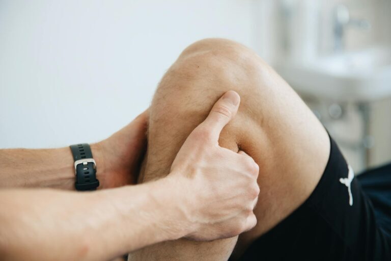 Hands-on hip joint physiotherapy treatment at AlterPhysio Amsterdam